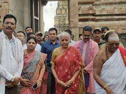 ಹಂಪಿಯಲ್ಲಿ ಯಾಕೆ ಸ್ವಚ್ಛತೆ ಕಾಪಾಡುತ್ತಿಲ್ಲ? – ಅಧಿಕಾರಿಗಳಿಗೆ ನಿರ್ಮಲಾ ಸೀತಾರಾಮನ್ ಕ್ಲಾಸ್