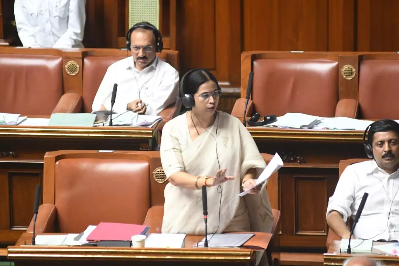 ಗೃಹಲಕ್ಷ್ಮೀ ಉತ್ತರಕ್ಕೆ ಸದನ ತತ್ತರ –   ತಪ್ಪು ಒಪ್ಪಿಕೊಂಡ ಲಕ್ಷ್ಮೀ ಹೆಬ್ಬಾಳ್ಕರ್