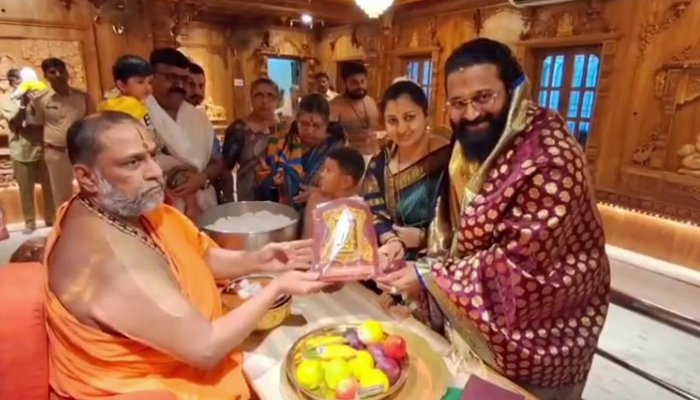 ರಾಯರ ದರ್ಶನ ಪಡೆದ ಡಿವೈನ್‌ ಸ್ಟಾರ್!‌ – ಮಂತ್ರಾಲಯಕ್ಕೆ ಭೇಟಿ ನೀಡಿದ ರಿಷಬ್‌ ಶೆಟ್ಟಿ ಕುಟುಂಬ