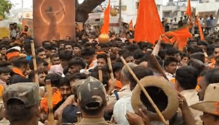 ಜಾಮೀಯ ಮಸೀದಿ ಮುಂದೆ ಭಾರಿ ಹೈಡ್ರಾಮಾ! – ಮಸೀದಿಗೆ ನುಗ್ಗಲು ಯತ್ನಿಸಿದ ಹನುಮ ಮಾಲಾಧಾರಿಗಳು!