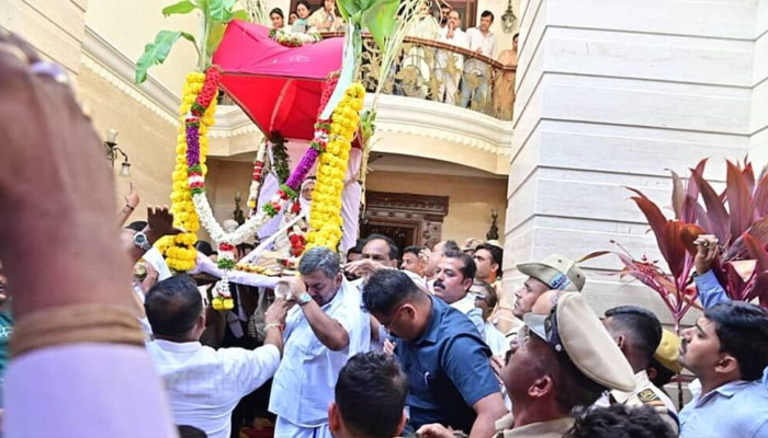 ಪತ್ನಿ ಪಾರ್ವತಿ ಸಮಾಧಿ ಪಕ್ಕದಲ್ಲೇ ಮರೆಯಾದ ಶಾಮನೂರು ಶಿವಶಂಕರಪ್ಪ – ಸರ್ಕಾರಿ ಗೌರವಗಳೊಂದಿಗೆ ಅಂತ್ಯಸಂಸ್ಕಾರ