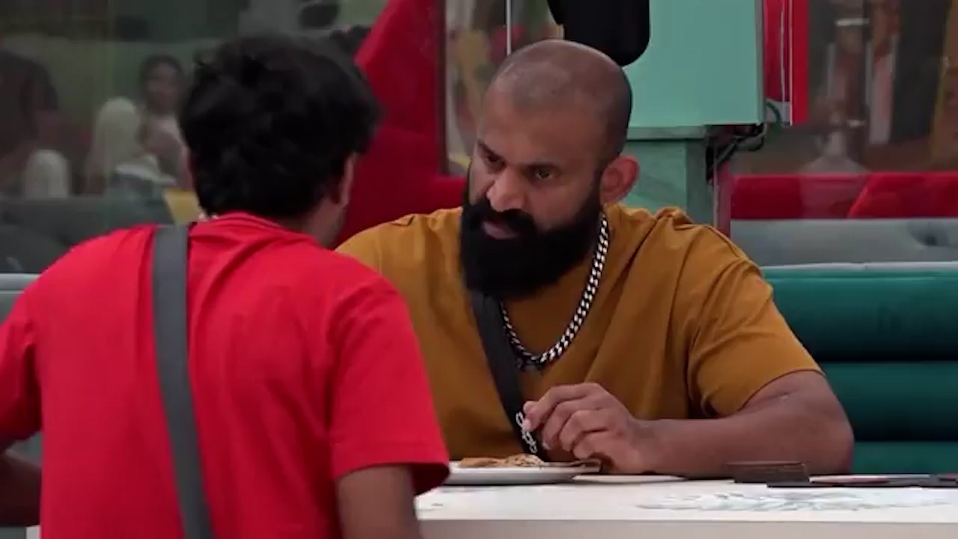 ದೊಡ್ಡ ದೇಹ.. ಸಣ್ಣ ಬುದ್ಧಿ –  ಚಪಾತಿಯಲ್ಲಿ ಹೋಯ್ತು ರಘು ಮಾನಗಿಲ್ಲಿ ಗೆಳೆತನಕ್ಕೆ ಬೆಲೆ ಇಲ್ವಾ?