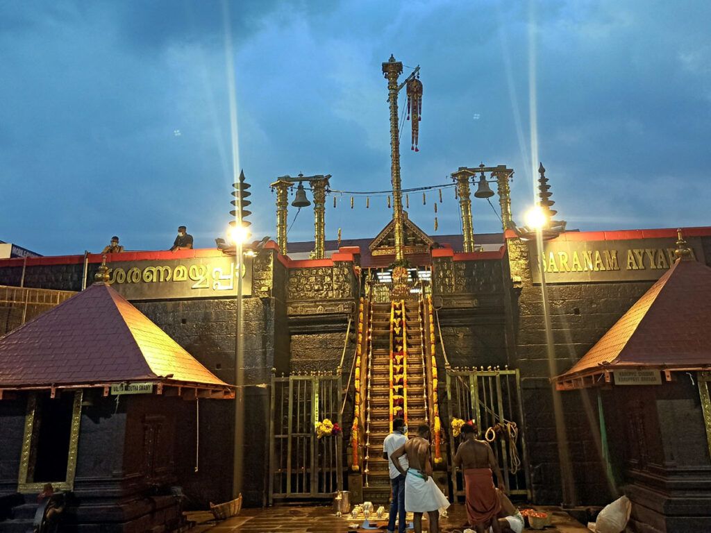 ಶಬರಿಮಲೆ ಅಯ್ಯಪ್ಪ ದೇವಾಲಯದ 18 ಪವಿತ್ರ ಮೆಟ್ಟಿಲುಗಳ ಮಹತ್ವವೇನು? -ಅಯ್ಯಪ್ಪನ ಭಕ್ತರು ಇದನ್ನು ತಪ್ಪದೇ ತಿಳಿದುಕೊಳ್ಳಿ