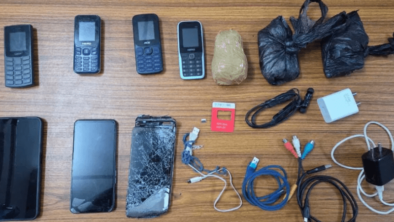 ಕಾರವಾರ ಜಿಲ್ಲಾಕಾರಾಗೃಹದಲ್ಲಿ 7 ಮೊಬೈಲ್  ಜೊತೆ ಸಿಕ್ಕಿದ್ದೇನು ಗೊತ್ತಾ? – ನೋಡಿದ್ರೆ ಶಾಕ್ ಆಗ್ತೀರಾ!