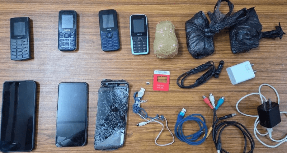 ಕಾರವಾರ ಜಿಲ್ಲಾಕಾರಾಗೃಹದಲ್ಲಿ 7 ಮೊಬೈಲ್  ಜೊತೆ ಸಿಕ್ಕಿದ್ದೇನು ಗೊತ್ತಾ? – ನೋಡಿದ್ರೆ ಶಾಕ್ ಆಗ್ತೀರಾ!