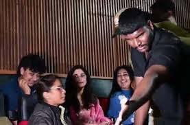 ಡೆವಿಲ್ ಗೆಲ್ಲಿಸಲು ವಿಜಿ ಥಿಯೇಟರ್ ರೌಂಡ್ಸ್ – ದರ್ಶನ್ ಸಿನಿಮಾ ಬ್ಲಾಕ್ ಬಸ್ಟರ್ ಎಂದ್ರು ಧನ್ವೀರ್, ದಿನಕರ್ ತೂಗುದೀಪ