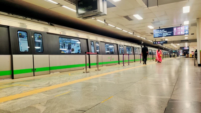 ನಮ್ಮ ಮೆಟ್ರೋದಲ್ಲಿ ಪೋಲಿ ಅಂಕಲ್ – ಯುವತಿ ಮೈ ಮುಟ್ಟಿ ಕಿರುಕುಳ