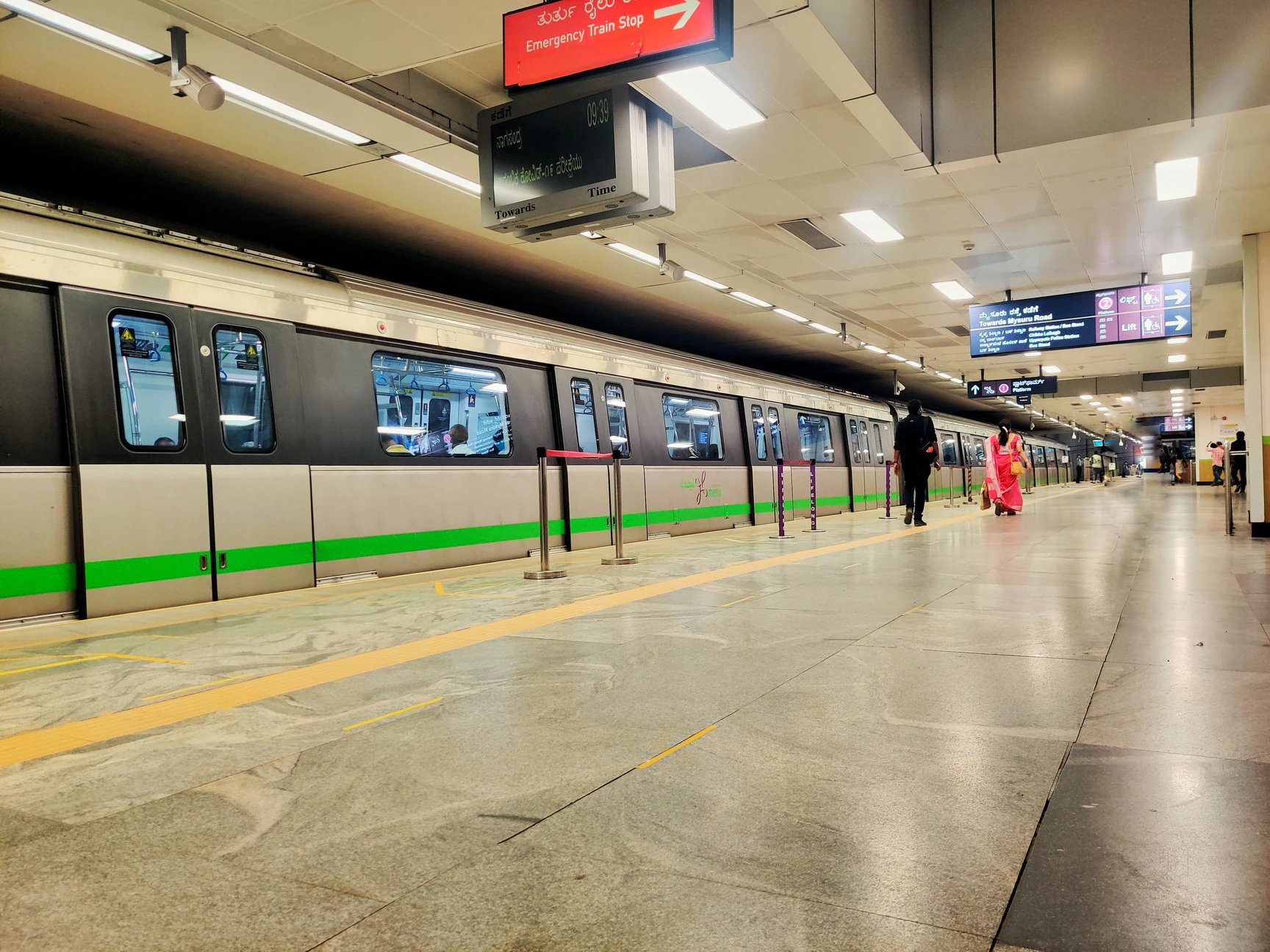 ನಮ್ಮ ಮೆಟ್ರೋದಲ್ಲಿ ಪೋಲಿ ಅಂಕಲ್ – ಯುವತಿ ಮೈ ಮುಟ್ಟಿ ಕಿರುಕುಳ