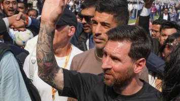 3 ದಿನ.. 4 ಸಿಟಿ.. ₹1000 ಕೋಟಿ INCOME –  ಭಾರತದಲ್ಲಿ ದುಡ್ಡಿನ ಮಳೆ ಸುರಿಸಿದ ಮೆಸ್ಸಿ!ಫುಟ್ಬಾಲ್‌ಗೆ ಬಂತಾ ಹೊಸ ಶಕ್ತಿ?