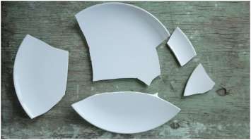 ಒಡೆದ ಪಾತ್ರೆ ಸೇರಿ ಈ ವಸ್ತುಗಳನ್ನ ಮನೆಯಲ್ಲಿ ಇಡಬೇಡಿ- ವಾಸ್ತು ಶಾಸ್ತ್ರ ಏನ್ ಹೇಳುತ್ತೆ?