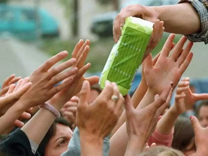 ಖಾಸಗಿ ಮತ್ತು ಸರ್ಕಾರಿ ಶಾಲೆಯಲ್ಲೇ ವಿದ್ಯಾರ್ಥಿನಿಯರಿಗೆ ಸ್ಯಾನಿಟರಿ ಪ್ಯಾಡ್‌ ನೀಡಿ : ಸುಪ್ರೀಂ ಕೋರ್ಟ್