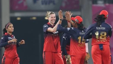 ಟಗರುಪುಟ್ಟಿ ಡಿಚ್ಚಿಗೆ ಗುಜರಾತ್ ಪಲ್ಟಿ – RCB ಸಿಂಹಿಣಿಯರ Hat-Trick ಗರ್ಜನೆಡೆಲ್ಲಿಗೂ ಮಣ್ಣು ಮುಕ್ಕಿಸಿದ್ರೆ ಪ್ಲೇ ಆಫ್?