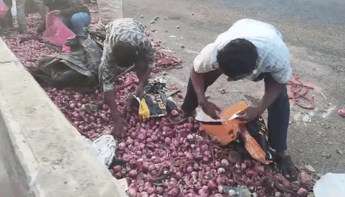 ಅಪಘಾತದಲ್ಲಿ ವ್ಯಕ್ತಿ ಮೃತಪಟ್ಟರೂ ಸಹಾಯಕ್ಕೆ ಬಾರದ ಜನ! – ಶ*ವದ ಪಕ್ಕ ಬಿದ್ದಿದ್ದ ಈರುಳ್ಳಿ ಹೊತ್ತೊಯ್ದ ಸ್ಥಳೀಯರು!  