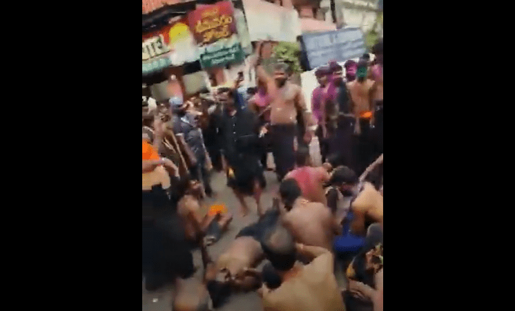  ಕರ್ನಾಟಕ ಶಬರಿಮಲೆ ಯಾತ್ರಿಗಳಿಗೆ ಕೇರಳದಲ್ಲಿ ನಿರ್ಬಂಧ – ರಸ್ತೆಮಧ್ಯೆದಲ್ಲೇ ಭಜನೆ ಮಾಡುತ್ತಾ ಕುಳಿತು  ಆಕ್ರೋಶ