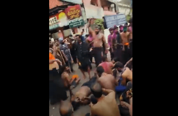  ಕರ್ನಾಟಕ ಶಬರಿಮಲೆ ಯಾತ್ರಿಗಳಿಗೆ ಕೇರಳದಲ್ಲಿ ನಿರ್ಬಂಧ – ರಸ್ತೆಮಧ್ಯೆದಲ್ಲೇ ಭಜನೆ ಮಾಡುತ್ತಾ ಕುಳಿತು  ಆಕ್ರೋಶ