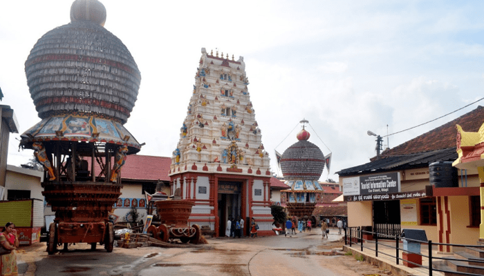 ಉಡುಪಿ ಶ್ರೀಕೃಷ್ಣ ಮಠದಲ್ಲಿ ಡ್ರೆಸ್‌ಕೋಡ್! – ಇನ್ಮುಂದೆ ಶಾರ್ಟ್ಸ್, ಟೈಟ್ ಪ್ಯಾಂಟ್ ಧರಿಸುವಂತಿಲ್ಲ!