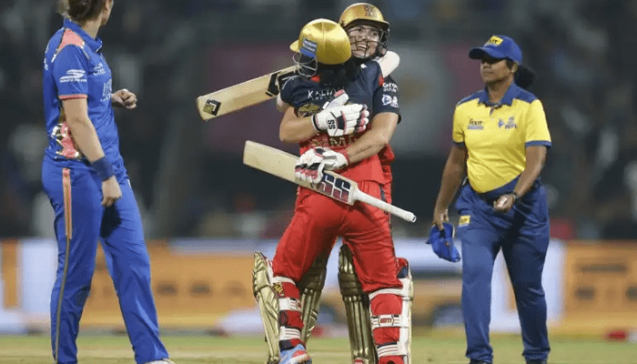 1 ಓವರ್.. 18 ರನ್.. ಮ್ಯಾಜಿಕ್.. ‌ ಕ್ಲರ್ಕ್ ಕಿಚ್ಚಿಗೆ ನೆಲ ಕಚ್ಚಿದ MI! – WPL ಗೆಲುವಿನ ಬೆಲ್ ಬಾರಿಸಿದ RCB  