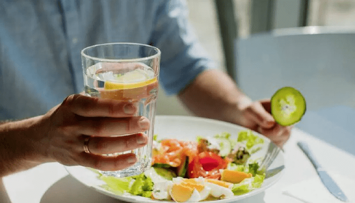 ಊಟ ಆದ ಕೂಡ್ಲೇ ನೀರು ಕುಡಿಯಬಹುದಾ? – ಈ ತಪ್ಪು ಮಾಡಿದ್ರೆ ಅನಾರೋಗ್ಯ ಫಿಕ್ಸ್?  