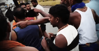 ನಿನ್ನೆ ಕೇರಳ, ಇವತ್ತು ತಮಿಳುನಾಡು – ಕನ್ನಡದ ಬಾವುಟ ತೆಗೆದು ಅಯ್ಯಪ್ಪ ಮಲಾಧಾರಿಗಳ ಜೊತೆ ಕಿರಿಕ್