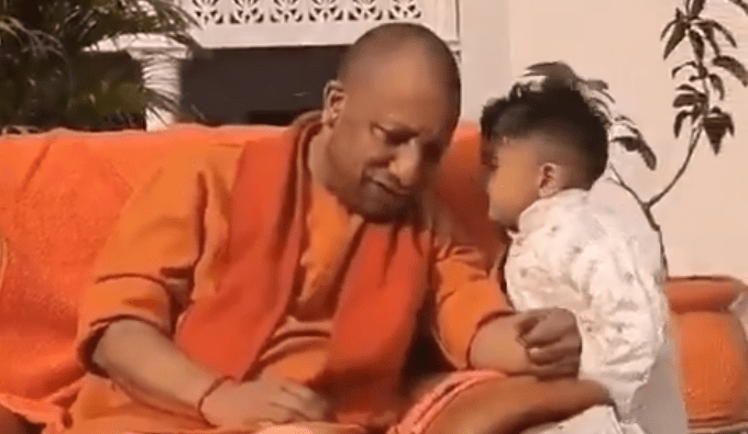 ಪುಟ್ಟ ಬಾಲಕನ ಜೊತೆ ಸಿಎಂ ಯೋಗಿ ಮಾತು –  ಆ ಮಾತು ಕೇಳಿ ಆದಿತ್ಯನಾಥ್ ನಕ್ಕಿದ್ದೇಕೆ ಗೊತ್ತಾ?