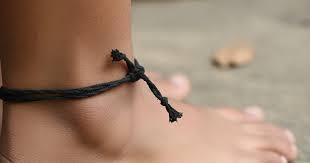 ಕಾಲಿಗೆ ಕಪ್ಪು ದಾರ ಕಟ್ಟುವುದ್ದೇಕೆ ಗೊತ್ತಾ? – ಶನಿದೇವರ ಆಶೀರ್ವಾದ ಬೇಕಾದ್ರೆ  ನೀವು ಹೀಗೆ ಮಾಡಿ