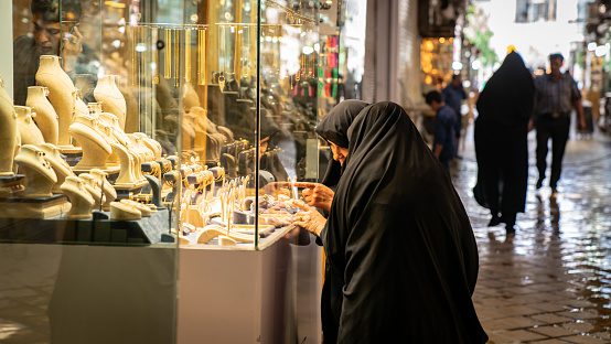 ಹಿಜಾಬ್ ಮತ್ತು ನಿಖಾಬ್ ಧರಿಸಿ ಆಭರಣ ಅಂಗಡಿಗೆ ನೋ ಎಂಟ್ರಿ –  ರಾಜ್ಯದಲ್ಲಿ ಕಿಚ್ಚು ಹಚ್ಚಿಸಿದ ಹೊಸ ರೂಲ್ಸ್