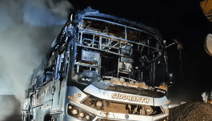 ರಾಜ್ಯದಲ್ಲಿ ಮತ್ತೊಂದು ಬಸ್‌ ದುರಂತ – 40 ಪ್ರಯಾಣಿಕರಿದ್ದ ಖಾಸಗಿ ಬಸ್‌ ಬೆಂಕಿಗಾಹುತಿ!  