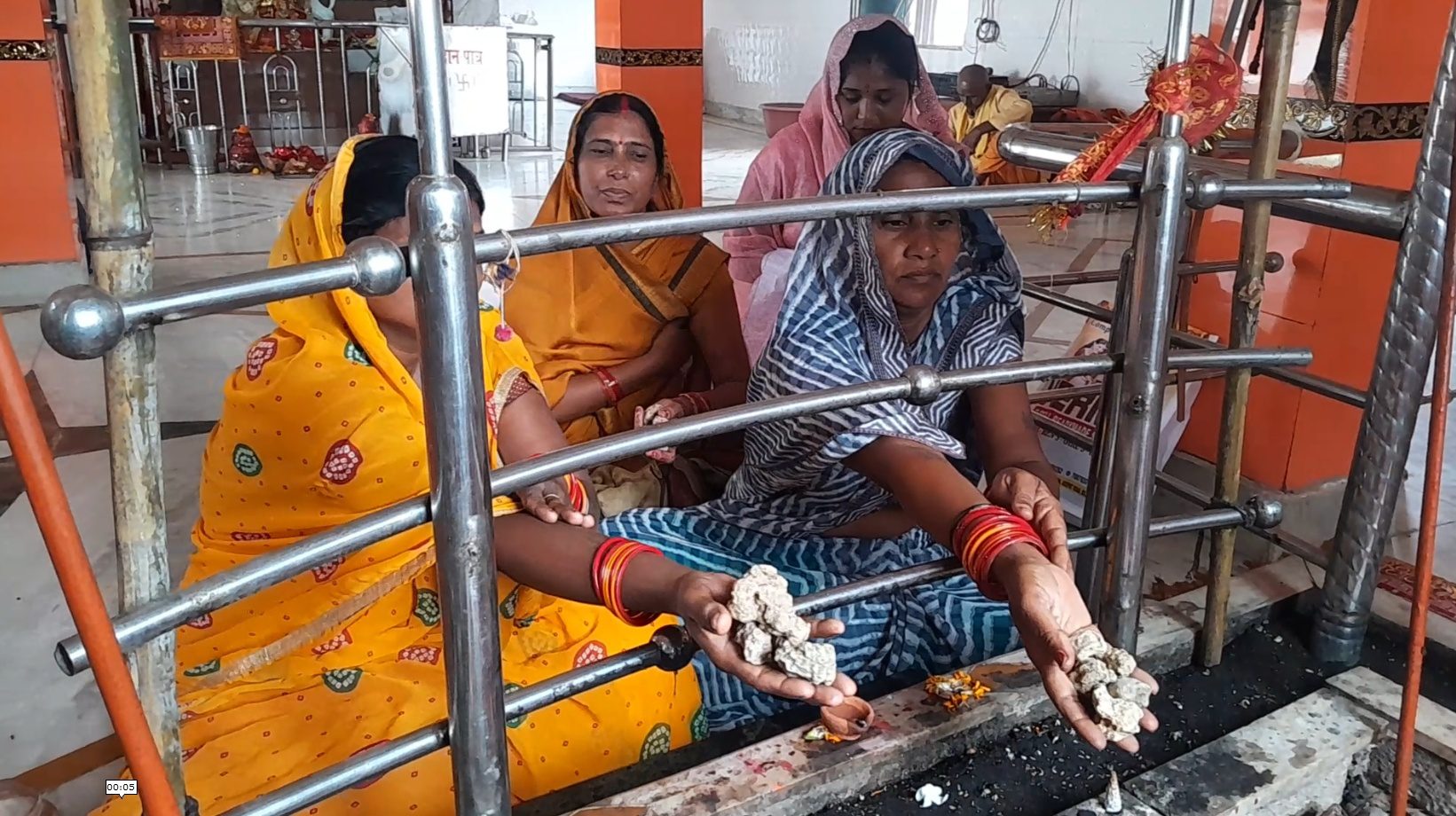 ಈ ದೇವಸ್ಥಾನಕ್ಕೆ ಬೇಡ ಹೂವು, ಹಣ್ಣು ಕಾಯಿ – ಕಲ್ಲುಗಳೇ ದೇವರಿಗೆ ನೈವೇದ್ಯ