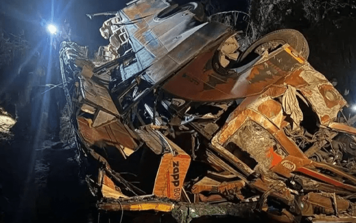 ನದಿಗೆ ಬಿದ್ದ ಬಸ್ -18 ಮಂದಿ ಸಾವು.. 24ಕ್ಕೂ ಅಧಿಕ ಮಂದಿಗೆ ಗಂಭೀರ ಗಾಯ!