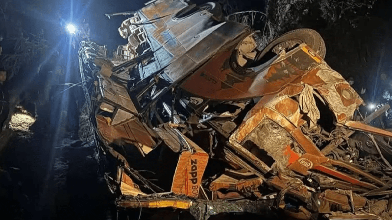 ನದಿಗೆ ಬಿದ್ದ ಬಸ್ -18 ಮಂದಿ ಸಾವು.. 24ಕ್ಕೂ ಅಧಿಕ ಮಂದಿಗೆ ಗಂಭೀರ ಗಾಯ!