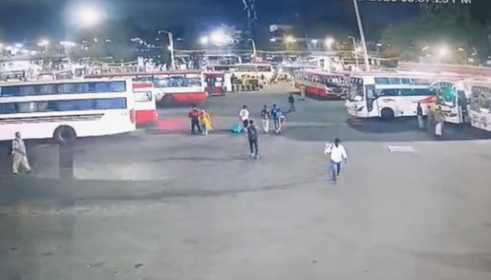 ಮೆಜೆಸ್ಟಿಕ್‌ KSRTC ಬಸ್‌ ನಿಲ್ದಾಣದಲ್ಲಿ ಕಳ್ಳರ ಕೈಚಳಕ! – ಟಿಕೆಟ್ ಮಷಿನ್ ಕದ್ದೊಯ್ದ ಖದೀಮರು!