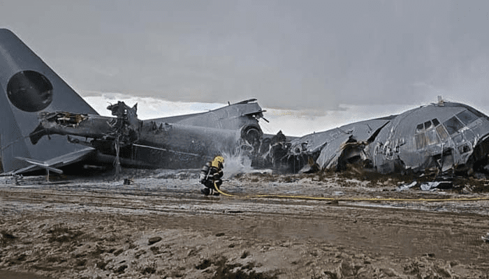 ಹೊಸ ಕರೆನ್ಸಿ ನೋಟು ಹೊತ್ತೊಯ್ಯುತ್ತಿದ್ದ ವಿಮಾನ ಪತನ..  15 ಮಂದಿ ಬಲಿ! – ನೋಟುಗಳನ್ನು ಆಯ್ದುಕೊಳ್ಳಲು ಮುಗಿಬಿದ್ದ ಜನ!