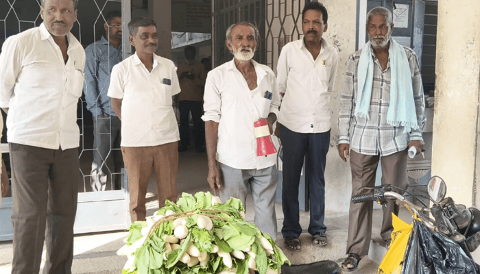  ನನ್ನ ಬಳಿ ಹಣವಿಲ್ಲ.. ಅಧಿಕಾರಿಗಳಿಗೆ ಮೂಲಂಗಿಯೇ ಲಂಚ! – ತಾಲೂಕು ಕಚೇರಿ ಮುಂದೆ ಮೈಕ್‌ನಲ್ಲಿ ಅನೌನ್ಸ್ ಮಾಡಿದ ರೈತ