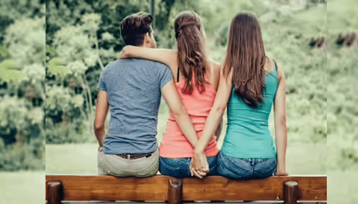 ಪ್ರೇಯಸಿ ಜೊತೆ  ಬ್ರೇಕ್‌ಅಪ್..‌ ಆಕೆ ತಾಯಿ ಜೊತೆ ಡೇಟಿಂಗ್!‌ – ಅಮ್ಮ, ಮಗಳ ಬಾಳಲ್ಲಿ ಬಾಯ್‌ಫ್ರೆಂಡ್‌ ಕಳ್ಳಾಟ!