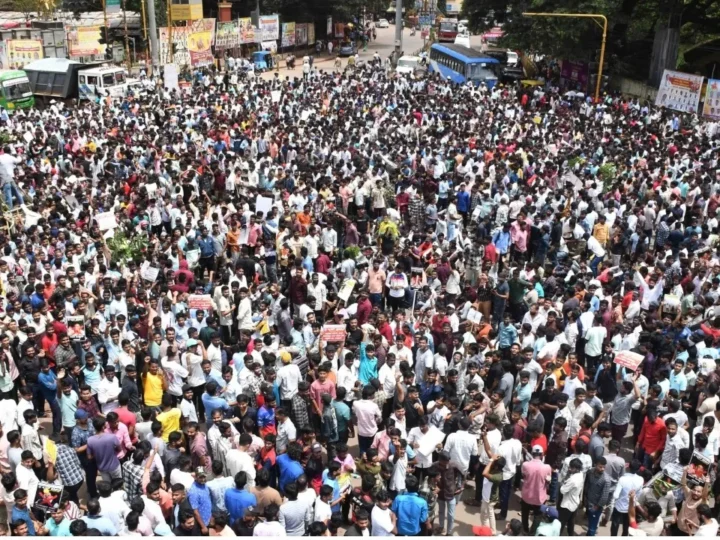  ಖಾಲಿ ಇರುವ ಸರ್ಕಾರಿ ಹುದ್ದೆ ಭರ್ತಿಗೆ ಆಗ್ರಹ –   ವಿದ್ಯಾಕಾಶಿ ಧಾರವಾಡದಲ್ಲಿ ಉದ್ಯೋಗಾಕಾಂಕ್ಷಿಗಳ ಉಗ್ರ ಹೋರಾಟ  