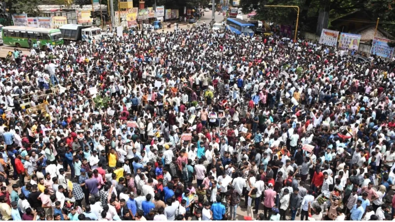  ಖಾಲಿ ಇರುವ ಸರ್ಕಾರಿ ಹುದ್ದೆ ಭರ್ತಿಗೆ ಆಗ್ರಹ –   ವಿದ್ಯಾಕಾಶಿ ಧಾರವಾಡದಲ್ಲಿ ಉದ್ಯೋಗಾಕಾಂಕ್ಷಿಗಳ ಉಗ್ರ ಹೋರಾಟ  