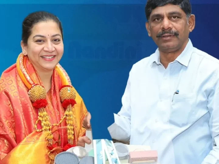 ಬಮೂಲ್ ಉತ್ಪನ್ನಗಳಿಗೆ ಸುಧಾರಾಣಿ ರಾಯಭಾರಿ – KMFವಿರೋಧದ ನಡುವೆ ಹೂ ಗುಚ್ಛ ನೀಡಿದ ಡಿಕೆ ಸುರೇಶ್