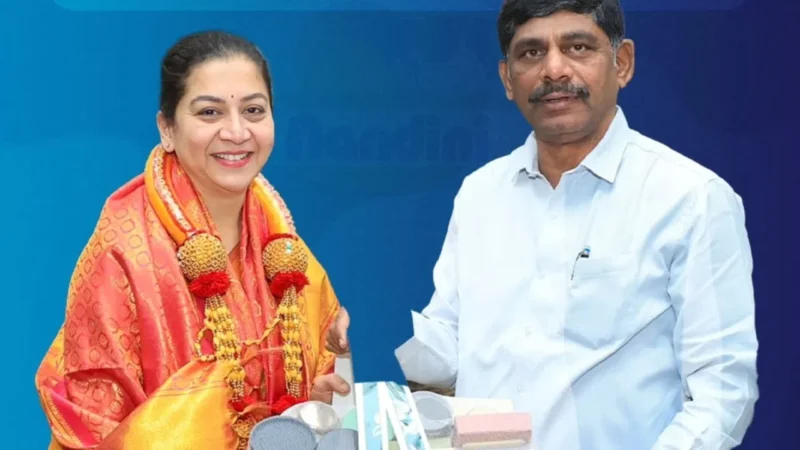 ಬಮೂಲ್ ಉತ್ಪನ್ನಗಳಿಗೆ ಸುಧಾರಾಣಿ ರಾಯಭಾರಿ – KMFವಿರೋಧದ ನಡುವೆ ಹೂ ಗುಚ್ಛ ನೀಡಿದ ಡಿಕೆ ಸುರೇಶ್