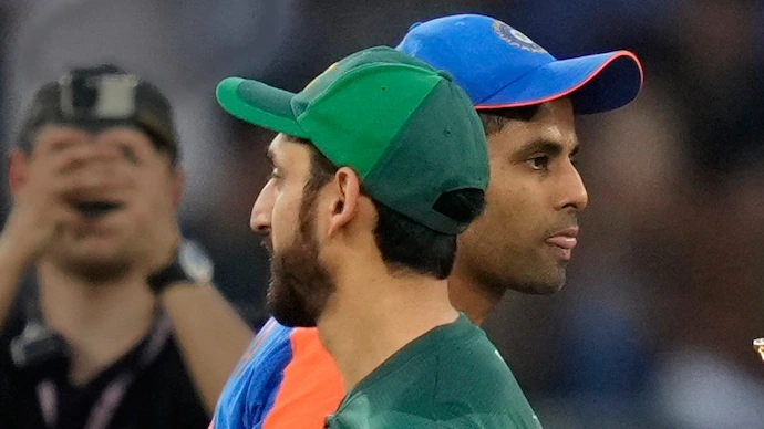 PAK VS IND ಪಂದ್ಯ ಇಡೀ  ಜಗತ್ತಿಗೆ ಸ್ಫೂರ್ತಿ – ನೋ ಹ್ಯಾಂಡ್‌ಶೇಕ್‌ಗೆ ಬೀಳಲಿ ಬ್ರೇಕ್ : ಪಾಕ್ ಮಾಜಿ ಆಟಗಾರ