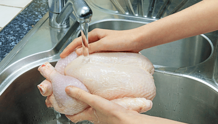 ಚಿಕನ್‌ ಪೀಸ್‌ನ ಚೆನ್ನಾಗಿ ತೊಳೆಯಬಾರದಾ? – ಲೆಕ್ಕಕ್ಕಿಂತ ಹೆಚ್ಚಾಗಿ ಕ್ಲೀನ್‌ ಮಾಡಿದ್ರೆ ಏನಾಗುತ್ತೆ?