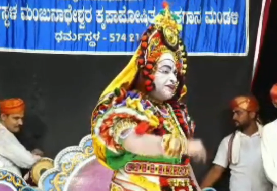 ಇದೇನು  ಕೋಳಿ ಕಟ್ಟವಾ, ಕಂಬಳವಾ? –  ಶಿಳ್ಳೆ ಹೊಡೆದಿದ್ದಕ್ಕೆ ರಂಗಸ್ಥಳದಿಂದಲೇ ಬೈದ ಧರ್ಮಸ್ಥಳ ಕಲಾವಿದ !