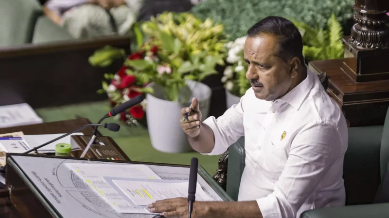 ಪ್ರಶ್ನೆಗಳಿಗೆ ಉತ್ತರ ಕೊಡದ ಸರ್ಕಾರದ ವಿರುದ್ಧ  ಸ್ಪೀಕರ್ ಸಿಟ್ಟು –  ಖಾದರ್ ಮನವೊಲಿಸಿದ ಸಿಎಂ ಸಿದ್ದರಾಮಯ್ಯ