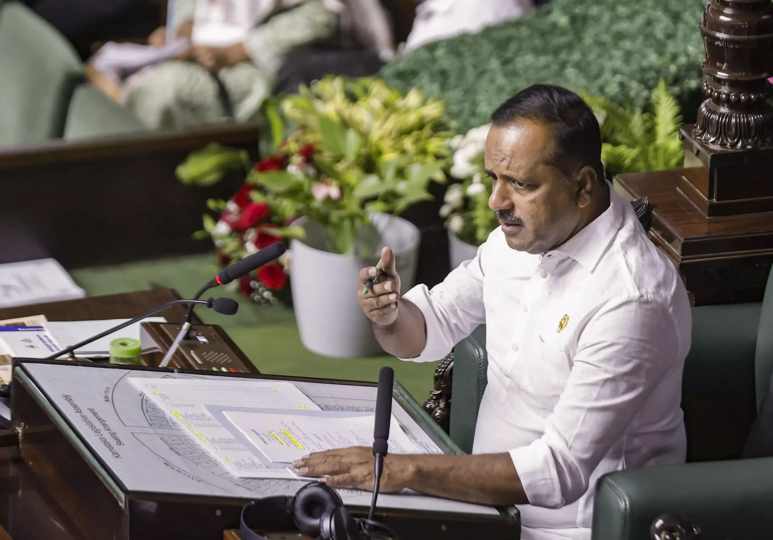 ಪ್ರಶ್ನೆಗಳಿಗೆ ಉತ್ತರ ಕೊಡದ ಸರ್ಕಾರದ ವಿರುದ್ಧ  ಸ್ಪೀಕರ್ ಸಿಟ್ಟು –  ಖಾದರ್ ಮನವೊಲಿಸಿದ ಸಿಎಂ ಸಿದ್ದರಾಮಯ್ಯ