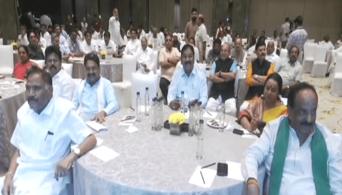 ಕಾಂಗ್ರೆಸ್ ಶಾಸಕಾಂಗ ಸಭೆಯಲ್ಲೇ ಶಾಸಕರ ಮಧ್ಯೆ ಗಲಾಟೆ! – ಕೈಕೈ ಮಿಲಾಯಿಸುವ ಹಂತಕ್ಕೆ ಜಗಳ ಮಾಡಿಕೊಂಡ ಕೈ ನಾಯಕರು!