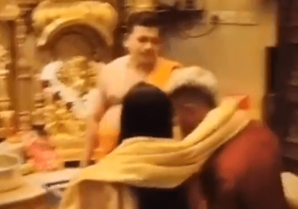 ದೇವಸ್ಥಾನದಲ್ಲೂ ಅಂಟಿಕೊಂಡೇ ಪೂಜೆ ಸಲ್ಲಿಸಿದ ಹಾರ್ದಿಕ್ ಪಾಂಡ್ಯ  -ಮಹಿಕಾ  ಜೋಡಿ