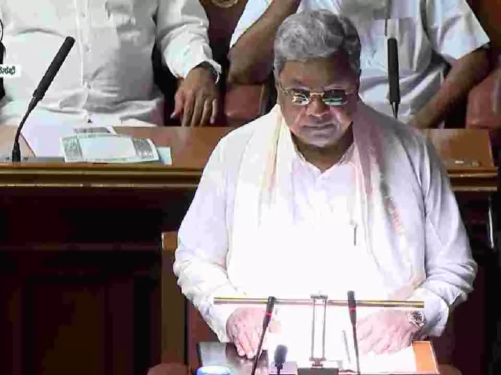 ದಾಖಲೆಯ ಬಜೆಟ್ ಮಂಡನೆಯಲ್ಲಿ ರೇಷ್ಮೆ ಪಂಚೆ ಉಟ್ಟು ಸಿಎಂ ಸಿದ್ದು ಮಿಂಚಿಂಗ್ – 800 ಕರ್ನಾಟಕ ಪಬ್ಲಿಕ್ ಶಾಲೆ ಘೋಷಣೆ