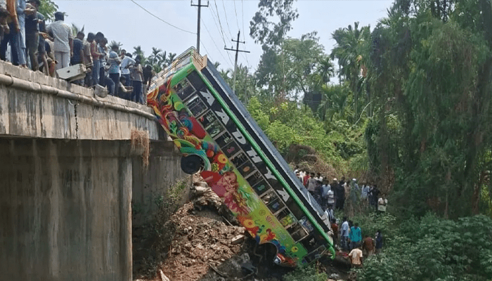 ಹಳ್ಳಕ್ಕೆ ಬಿದ್ದ ಖಾಸಗಿ ಬಸ್‌! – 35 ಮಂದಿ ಪ್ರಯಾಣಿಕರು ಬಚಾವ್‌ ಆಗಿದ್ದು ಹೇಗೆ?