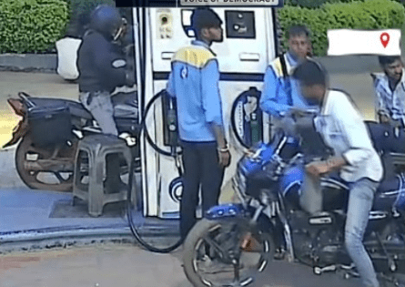 ಬೈಕ್‌ಗೆ ಪೆಟ್ರೋಲ್ ತುಂಬಿಸೋ ಮುಂಚೆ ಹುಷಾರ್‌ – ಬಂಕ್‌ನಲ್ಲೇ ಬೈಕ್ ಧಗಧಗ!