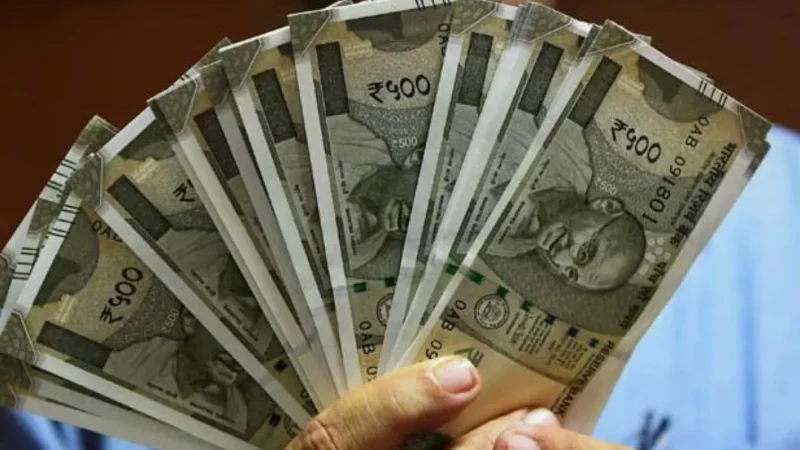 ಡಾಲರ್ ಎದುರು ಸಾರ್ವಕಾಲಿಕ ಕುಸಿತ ಕಂಡ ರೂಪಾಯಿ ಮೌಲ್ಯ – ಮೊದಲ ಬಾರಿಗೆ 93ರ ಗಡಿ ದಾಟಿದ ಮೌಲ್ಯ!