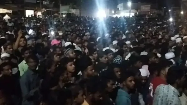 ಮೌಲ್ವಿ ಮೇಲೆ ಹಿಂದೂ ಯುವಕರ ಹ*ಲ್ಲೆ ಆರೋಪ – ಬಸವಕಲ್ಯಾಣ ನಗರ ಪೊಲೀಸ್ ಠಾಣೆ ಮುಂದೆ ಸೇರಿದ ಸಾವಿರಾರು ಮುಸ್ಮಿಮರು